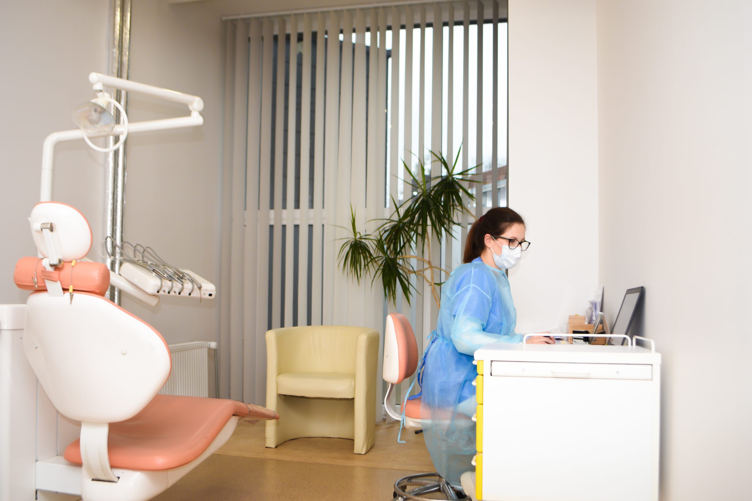 Gydytoja odontologė darbo vietoje