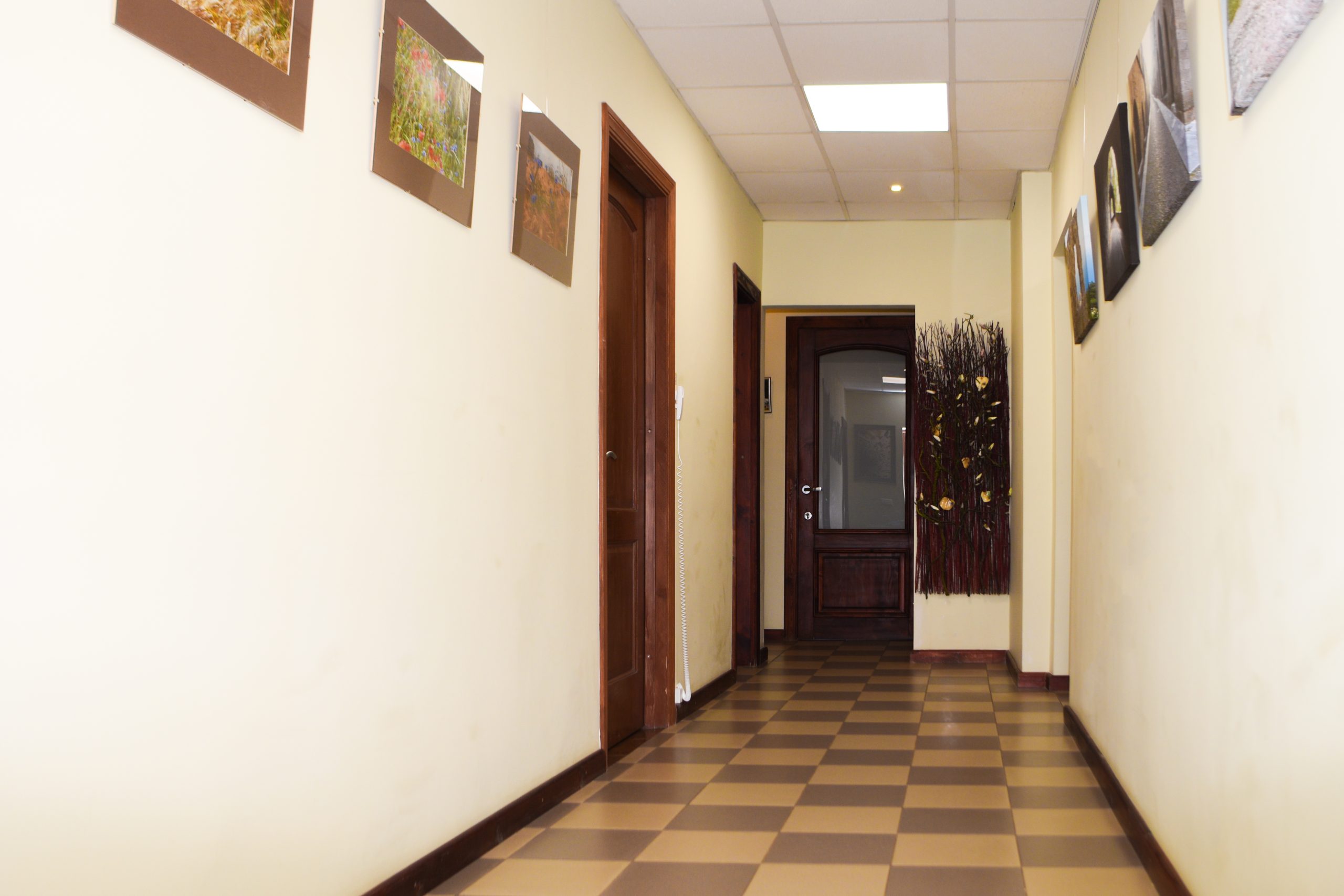 Šviesus klinikos koridorius su natūralia šviesa